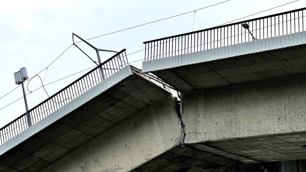 Ein deutlicher Riss in dem Bauwerk ist erkennbar.