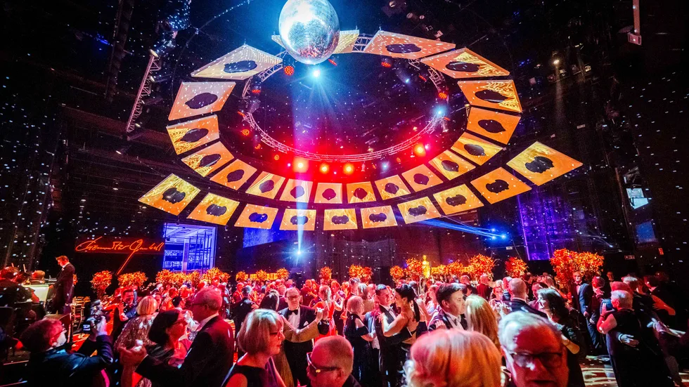 Gäste feiern eine rauschende Ballnacht.