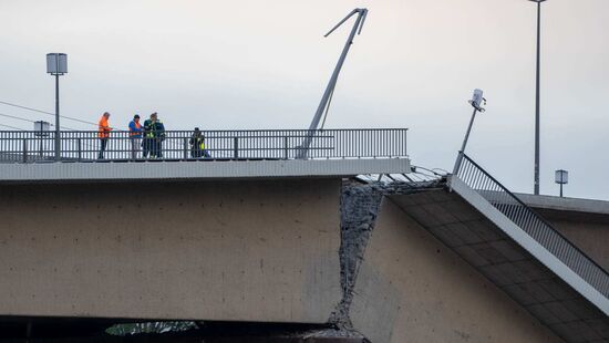 Der Riss in der Carolabrücke.