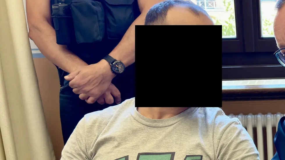 Beschuldigter Afghane mit seinem Verteidiger in einem anderen Prozess Beschuldigter Afghane mit seinem Verteidiger in einem anderen Prozess