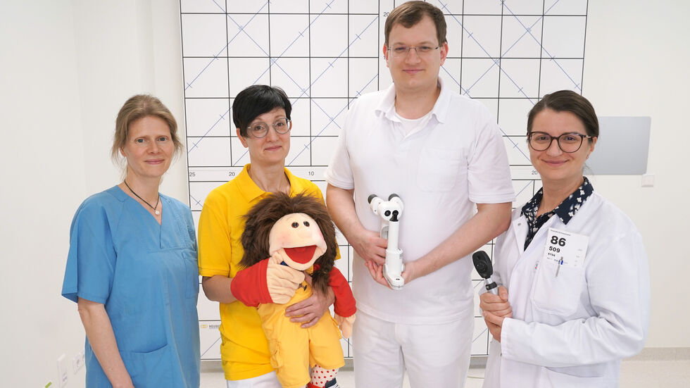 Dr. med. Annika Ander (Leitende Oberärztin der Klinik für Kinder- und Jugendmedizin, Neonatologie), Andrea Herrmann (Kinderkrankenschwester der Klinik für Kinder- und Jugendmedizin), Dr. med. Stefan Mielke (Oberarzt der Klinik für Augenheilkunde) und Adriana Vantu (Fachärztin der Klinik für Augenheilkunde, v.l.) Dr. med. Annika Ander (Leitende Oberärztin der Klinik für Kinder- und Jugendmedizin, Neonatologie), Andrea Herrmann (Kinderkrankenschwester der Klinik für Kinder- und Jugendmedizin), Dr. med. Stefan Mielke (Oberarzt der Klinik für Augenheilkunde) und Adriana Vantu (Fachärztin der Klinik für Augenheilkunde, v.l.)