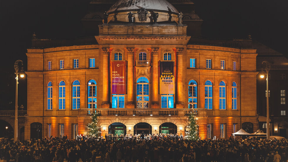 Weihnachtssingen vor dem Opernhaus (Archiv)
