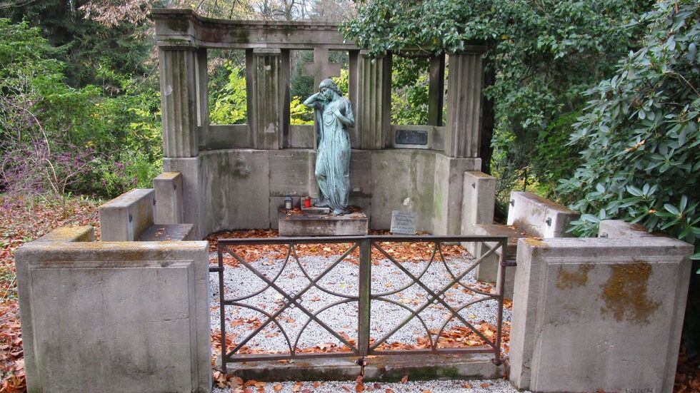 Von diesem Grabmal wurde die Kupferplatte gestohlen. Von diesem Grabmal wurde die Kupferplatte gestohlen.