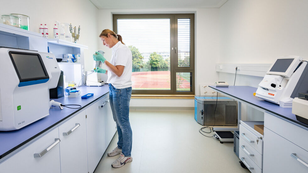 Im neuen klinisch-chemischen Labor sind Analysen von zahlreichen Belastungsmarkern und Blutparametern möglich.