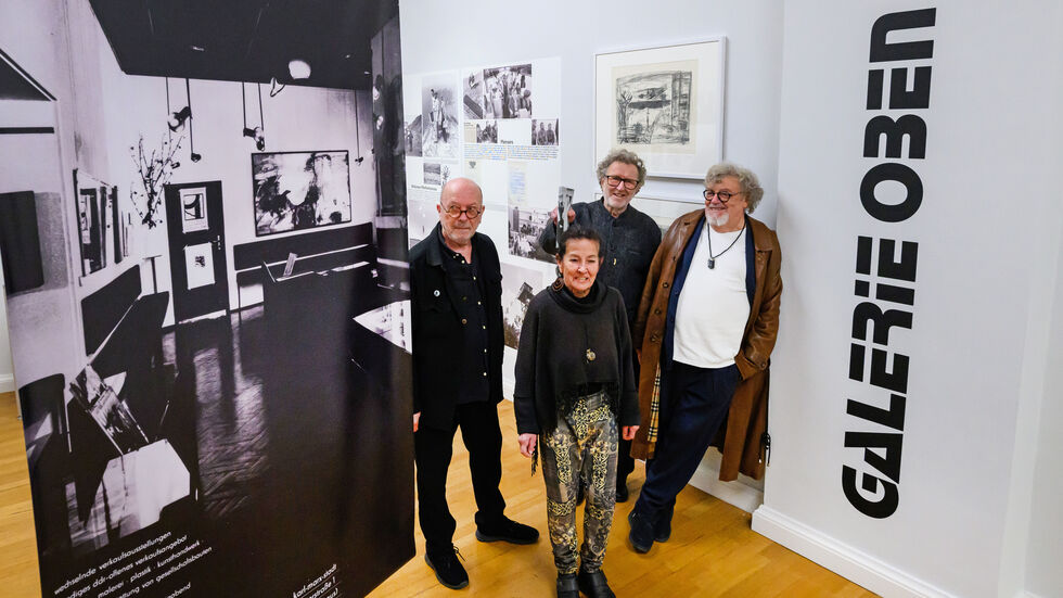 Die einstigen Mitglieder der Künstlergruppe „Clara Mosch“, Thomas Ranft (v.l.), Dagmar Ranft-Schinke, Michael Morgner und Gregor-Torsten Schade (Kozik), stehen während einer Vorbesichtigung in den Kunstsammlungen Chemnitz in der neuen Sonderausstellung. Die einstigen Mitglieder der Künstlergruppe „Clara Mosch“, Thomas Ranft (v.l.), Dagmar Ranft-Schinke, Michael Morgner und Gregor-Torsten Kozik, stehen während einer Vorbesichtigung in den Kunstsammlungen Chemnitz in der neuen Sonderausstellung. Unter dem Titel „Galerie Oben und Clara Mosch“ erinnert die Präsentation, wie sich in den 1970er Jahren im damaligen Karl-Marx-Stadt eine alternative Kunstszene in der DDR entfaltete.
