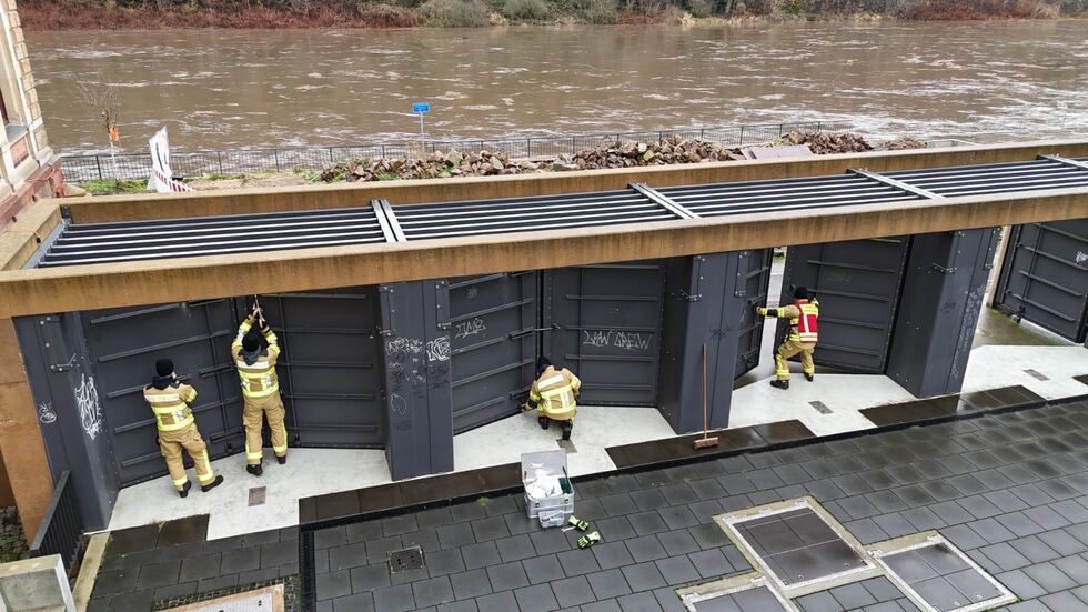Kameraden der Feuerwehr beim Schließen der Hochwassertore Kameraden der Feuerwehr beim Schließen der Hochwassertore