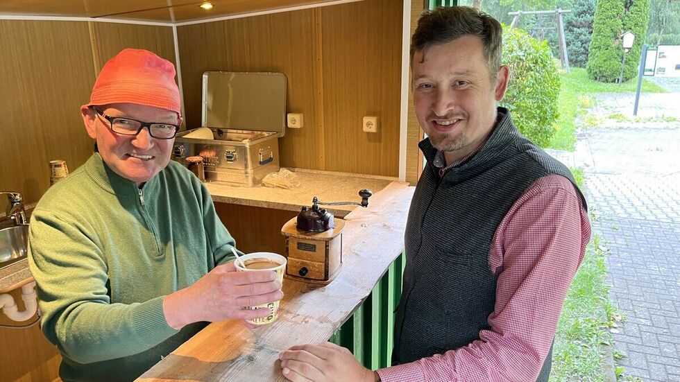 "Kaffeekurt" Steffen Konkol und der Bürgermeister von Großrückerswalde André Rösch bei einem ersten Kaffee.