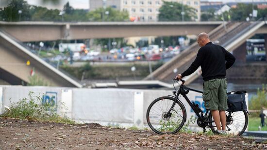 Einige Menschen pausierten auf dem Weg zur Arbeit.