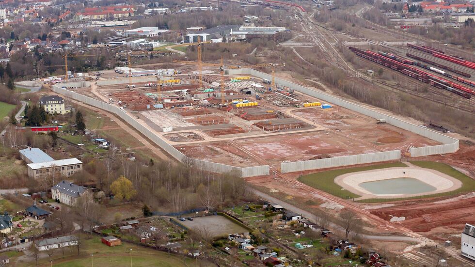 Eine 1,35 Kilometer lange Mauer umschließt die Anstalt. Eine 1,35 Kilometer lange Mauer umschließt die Anstalt.
