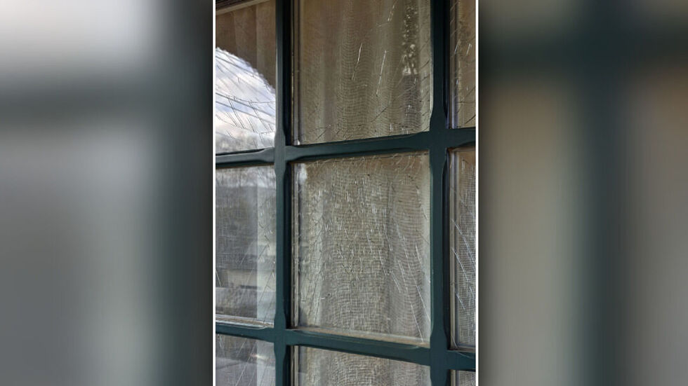 Durch die Sprengung gingen Scheiben zu Bruch.