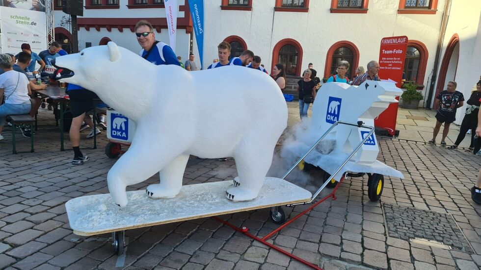 Viele Firmen hatten sich wieder verrückte Kostüme mit selbstgebastelten Utensilien ausgedacht.