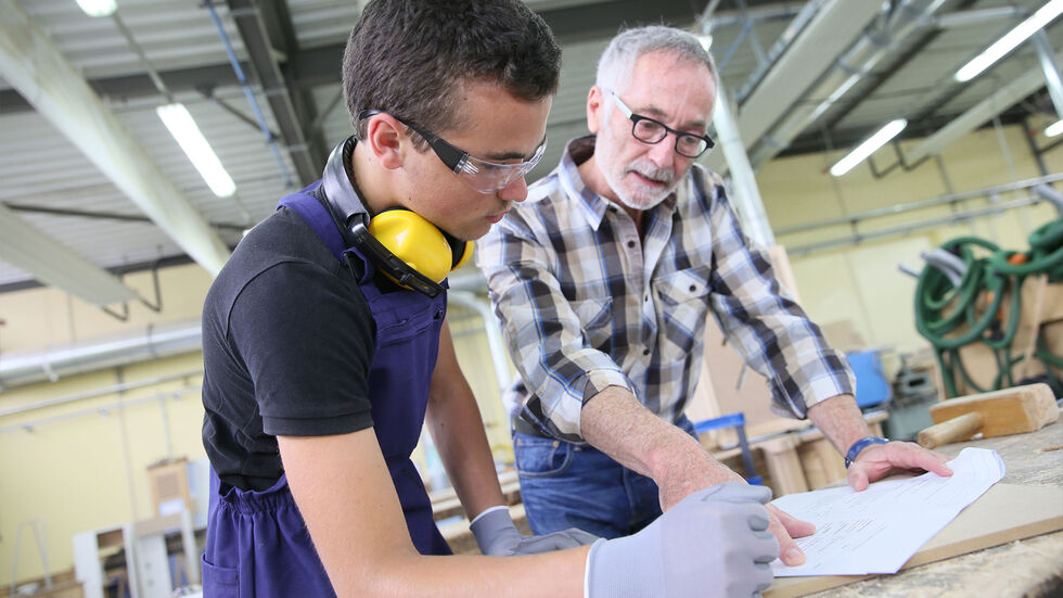 Viele Schüler wissen nach dem Schulabschluss oft nicht genau, welche Ausbildung oder welches Studium am besten passt. Dafür schalten die TU Chemnitz und die IHK Service-Hotlines.