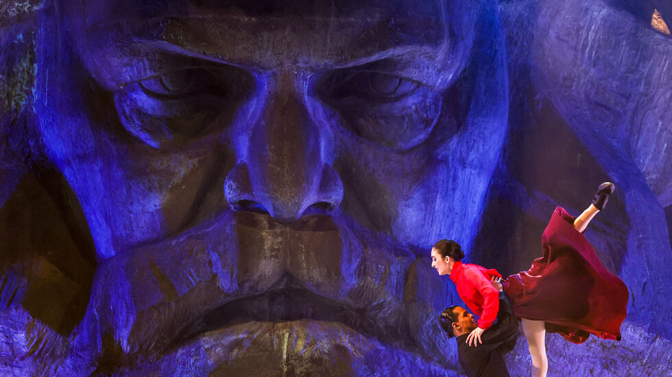 Eine Tangoaufführung vor dem Marx-Monument. Eine Tangoaufführung vor dem Marx-Monument.