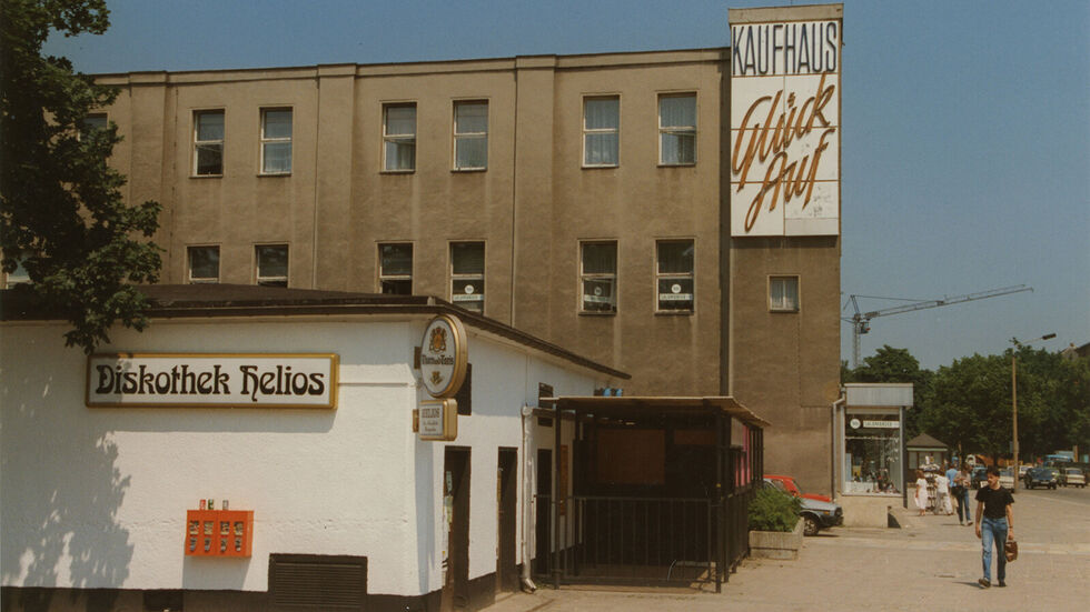 Der Schriftzug "Kaufhaus Glück Auf" am ehemaligen Chemnitzer Wismut-Kaufhaus ist sicher noch vielen älteren Bürgerinnen und Bürgern der Chemnitzer Region in guter Erinnerung. Der Schriftzug "Kaufhaus Glück Auf" am ehemaligen Chemnitzer Wismut-Kaufhaus ist sicher noch vielen älteren Bürgerinnen und Bürgern der Chemnitzer Region in guter Erinnerung.
