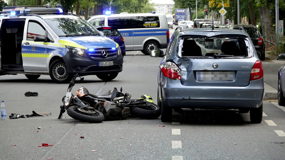 Unfallaufnahme auf der Straße der Nationen: Die Jugendlichen auf dem Motorrad hatten keine Chance. Unfallaufnahme auf der Straße der Nationen: Die Jugendlichen auf dem Motorrad hatten keine Chance.