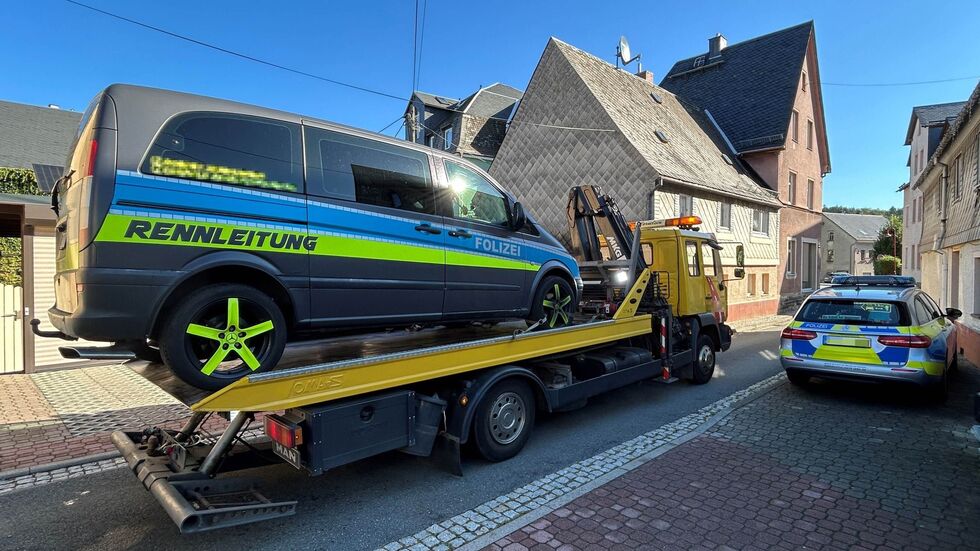 Schleppt der ADAC hier die Polizei Chemnitz ab? Nein, die Polizei stellt ein "falsches" Polizeiauto sicher!
