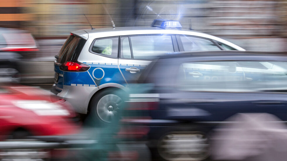 Zwei 17-Jährige sind im Park der Opfer des Faschismus beraubt und später zum Abheben von Bargeld gezwungen worden. Zwei 17-Jährige sind im Park der Opfer des Faschismus beraubt und später zum Abheben von Bargeld gezwungen worden.