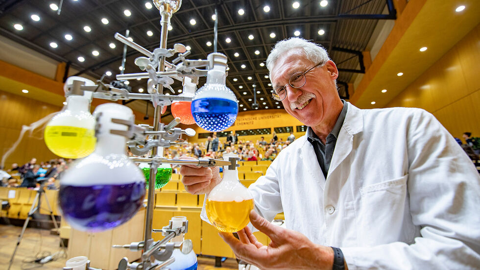Prof. Dr. Heinrich Lang greift wieder in die chemische Trickkiste. Foto: TU Chemnitz/Jacob Müller