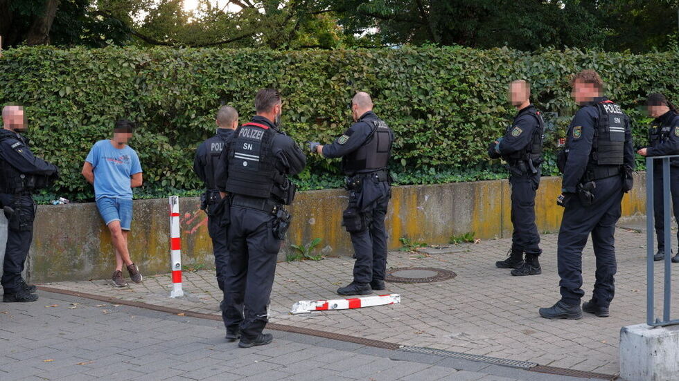 Polizeieinsatz im Stadthallenpark Chemnitz: Nach einer Auseinandersetzung mit Glasflasche wurden zwei Männer verletzt. Polizeieinsatz im Stadthallenpark Chemnitz: Nach einer Auseinandersetzung mit Glasflasche wurden zwei Männer verletzt.