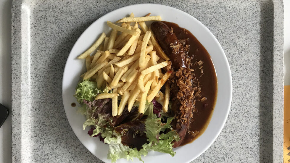 Der Klassiker in vielen Kantinen: Currywurst mit Pommes (Symbolbild)