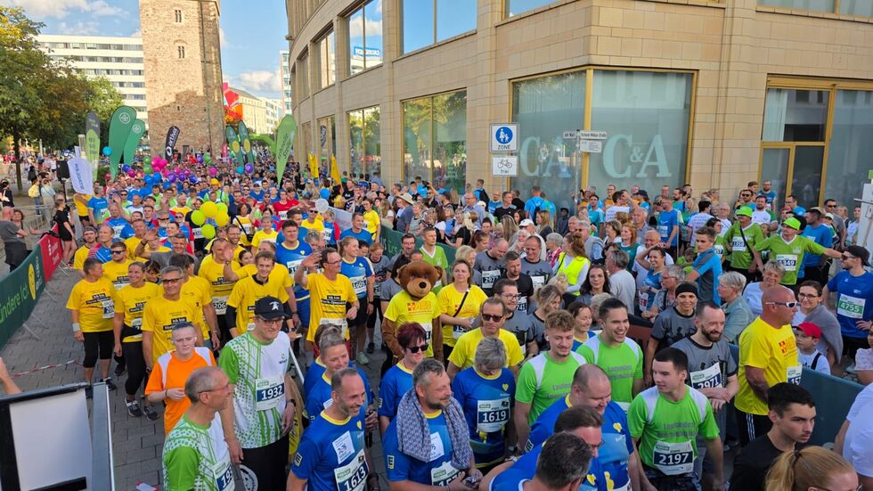 Bunt, lustig, sportlich. Die Teilnehmer des 20. Firmenlaufes sorgten für gute Stimmung. Bunt, lustig, sportlich. Die Teilnehmer des 20. Firmenlaufes sorgten für gute Stimmung.