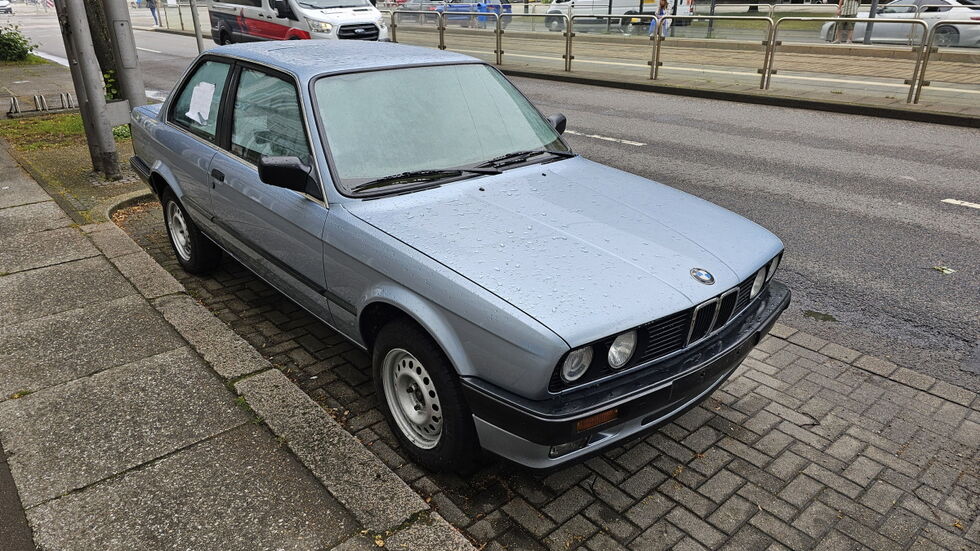 An der Brückenstraße wurde der Innenraum dieses BMWs geflutet.