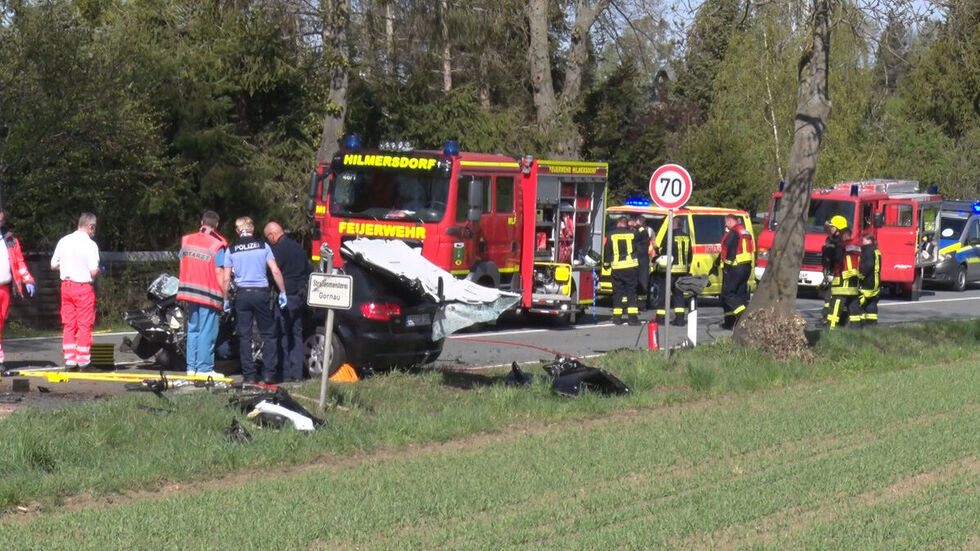 Der Fahrer war im Fahrzeug massiv eingeklemmt. Knapp 45 Minuten brauchten die Retter um ihn zu bergen. © extremwetter.tv / Bernd März. Der Fahrer war im Fahrzeug massiv eingeklemmt. Knapp 45 Minuten brauchten die Retter um ihn zu bergen. © extremwetter.tv / Bernd März.