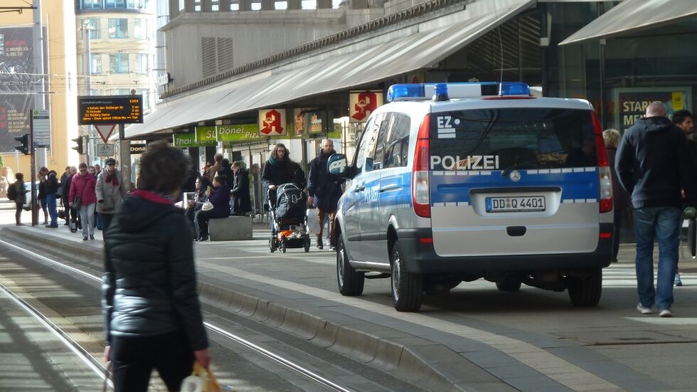 Ein Streifenwagen im Einsatz an der Zentralhaltestelle (Symbolbild).
