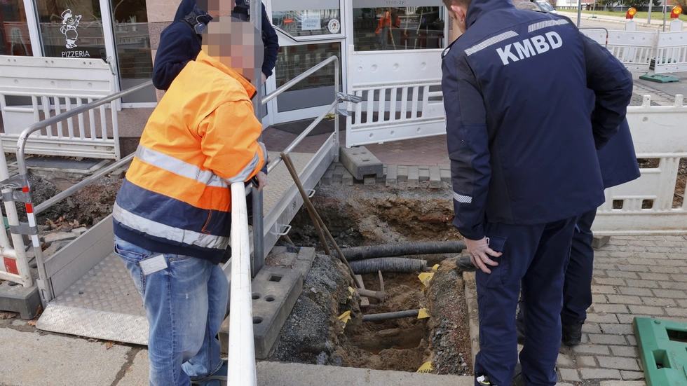 Schnell waren Experten vor Ort und stellten fest: Die vermeindliche Bombe war eine Kabelmuffe. Schnell waren Experten vor Ort und stellten fest: Die vermeindliche Bombe war eine Kabelmuffe.