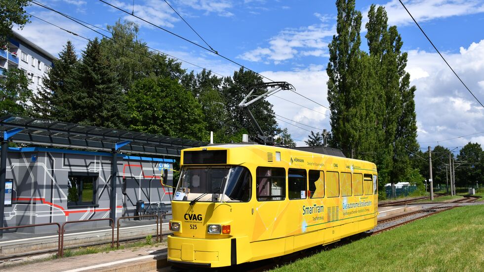 Ein alter Tatra-Wagen, der plötzlich allein fährt. Noch nur im Straßenbahnhof. Aber die Richtung ist klar: Chemnitz will auf die Überholspur in die autonome Straßenbahnzunkunft. Ein alter Tatra-Wagen, der plötzlich allein fährt. Noch nur im Straßenbahnhof. Aber die Richtung ist klar: Chemnitz will auf die Überholspur in die autonome Straßenbahnzunkunft.