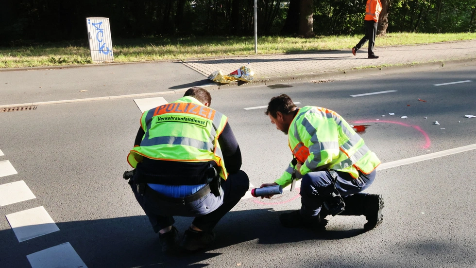 Polizisten sichern am Unfallort auf der Scheffelstraße in Chemnitz Spuren. Wenig später konnten sie eine Frau ermitteln, die für den Zusammenstoß verantwortlich sein soll.
