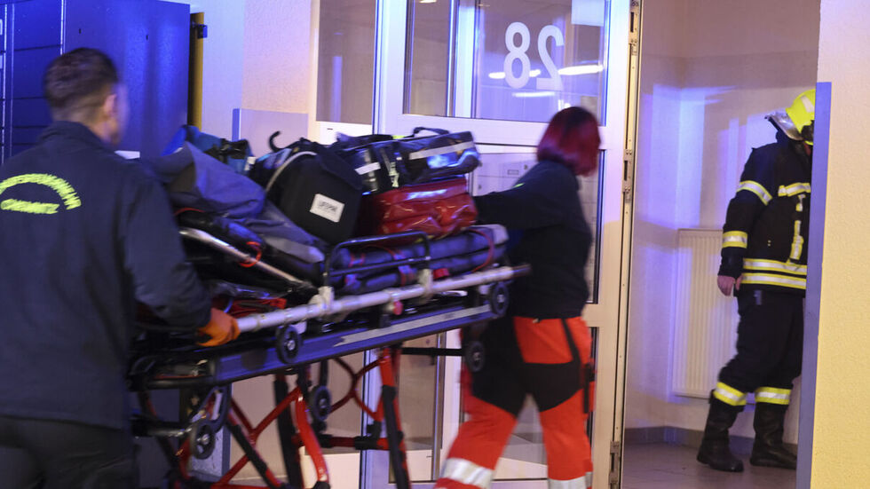 Rettungskräfte auf dem Weg in die betroffene Wohnung. Rettungskräfte auf dem Weg in die betroffene Wohnung.