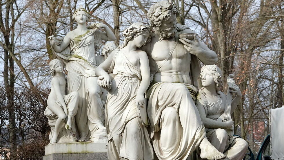 Endlich wieder frei! Die Schillingschen Figuren im Stadtpark sind wieder hüllenlose zu bewundern.