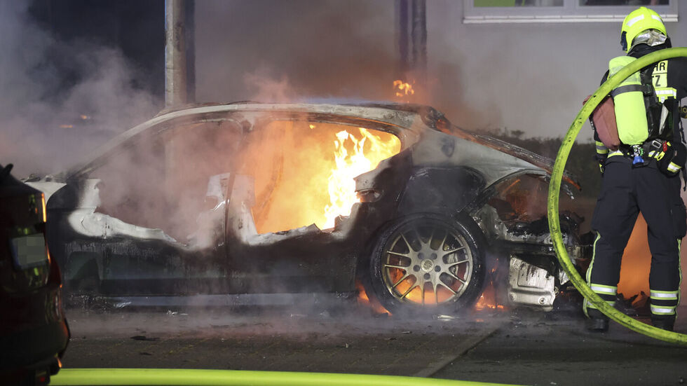 Als die Einsatzkräfte eintrafen, stand das Auto bereits in Vollbrand. 
