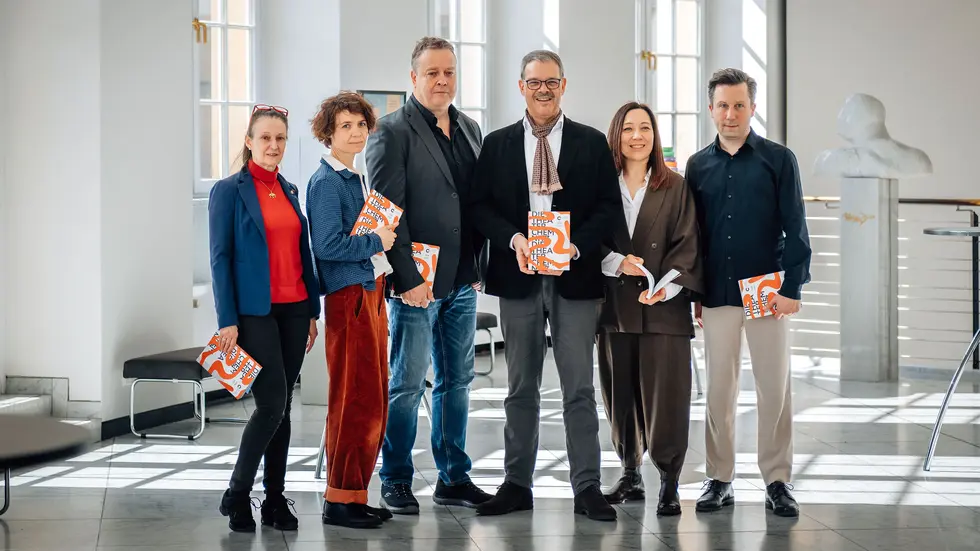 Ballettdirektorin Sabrina Sadowska,Figurentheaterdirektorin Gundula Hoffmann,Schauspieldirektor Carsten Knödler, Generalintendant Dr. Christoph Dittrich, Operndirektorin Christine Marquardt und Generalmusikdirektor Benjamin Reiners (v.l.) beid der Vorstellung des neuen Programms. 