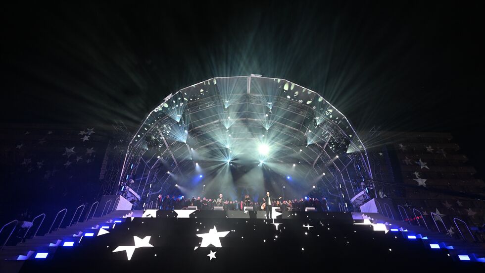 Der Sänger Bosse tritt vor dem Karl-Marx-Monument Eröffnung der Europäischen Kulturhauptstadt in Chemnitz auf. Der Sänger Bosse tritt vor dem Karl-Marx-Monument Eröffnung der Europäischen Kulturhauptstadt in Chemnitz auf.