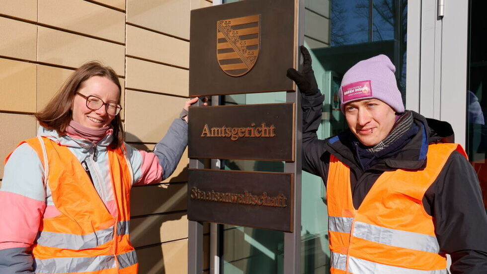 Juliane Schmidt  und Elias Immanuel Veit posierten vor dem Prozess für die Fotografen