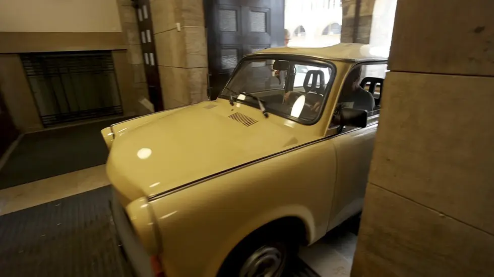 Der ockerfarbene Trabant 1.1 fährt durch den Eingang des Chemnitzer Rathauses ins Foyer. Dort ist er Blickfang der Ausstellung über Carl Hahn. Der ockerfarbene Trabant 1.1 fährt durch den Eingang des Chemnitzer Rathauses ins Foyer. Dort ist er Blickfang der Ausstellung über Carl Hahn.