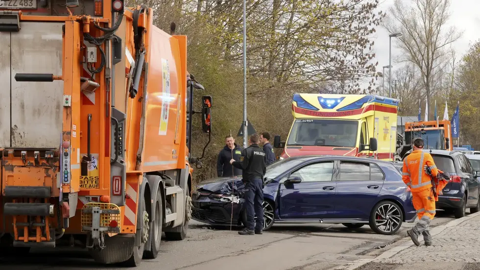 Ein VW ist heute früh in Chemnitz mit einem Müllauto zusammengestoßen. Der Schaden: 35.000 Euro. Ein VW ist heute früh in Chemnitz mit einem Müllauto zusammengestoßen. Der Schaden: 35.000 Euro.