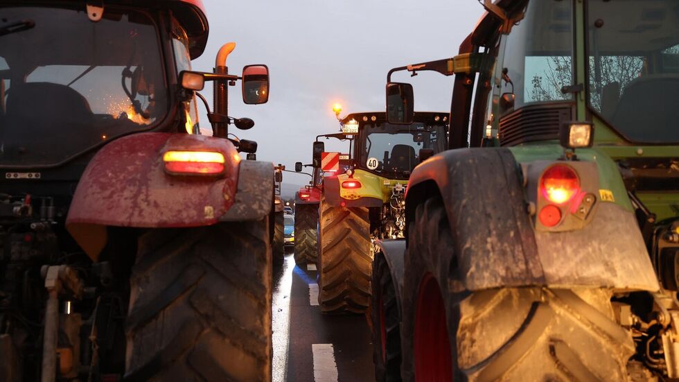 Traktoren versperren eine Autobahnauffahrt.