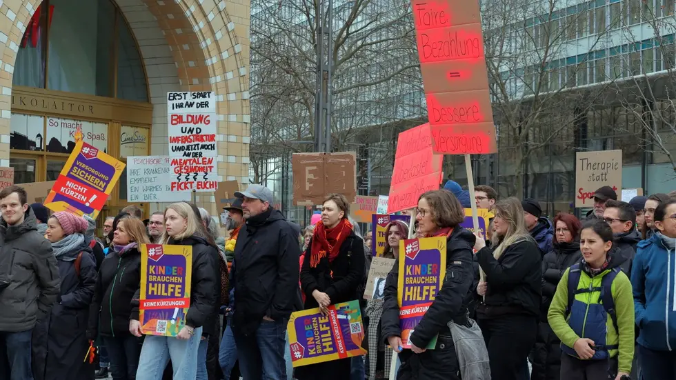 Auf dem Markt fand eine Kundgebung statt. Auf dem Markt fand eine Kundgebung statt.