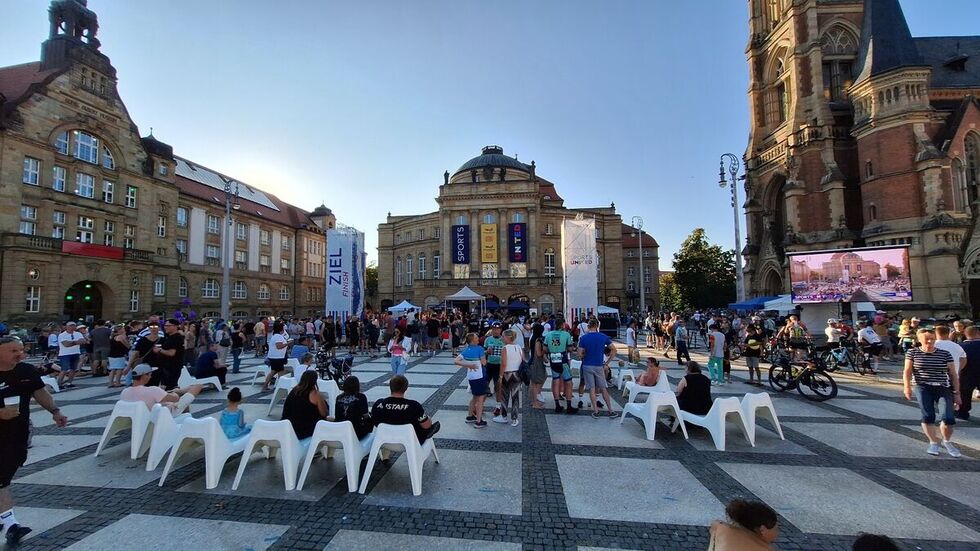Zentraler Treffpunkt war der Theaterplatz.