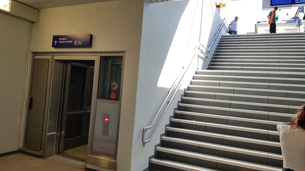 Der Fahrstuhl am Eingang des Fußgängertunnels ist seit der Eröffnung defekt. (Foto: Redaktion) Der Fahrstuhl am Eingang des Fußgängertunnels ist seit der Eröffnung defekt. (Foto: Redaktion)