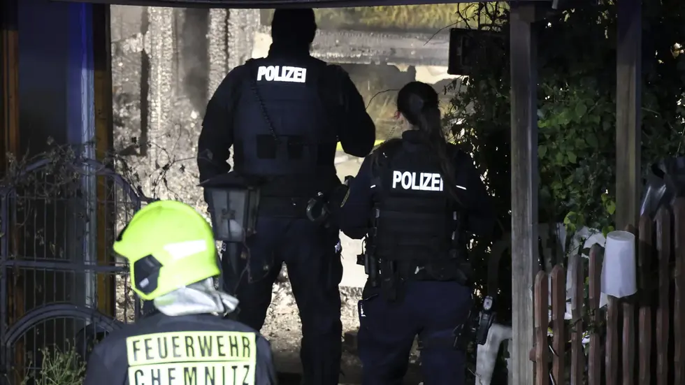 Dank des schnellen Löschens der Freiwilligen Feuerwehr Chemnitz-Erfenschlag und der Berufsfeuerwehr Chemnitz konnten umliegende Gartenlauben gerettet werden.
