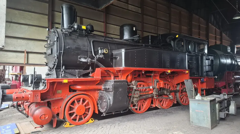 PIKO stellt am 27. Mai im Eisenbahnmuseum Chemnitz-Hilbersdorf sein neues TT-Modell der preußischen Tenderlok T 9.3 vor – direkt vor dem Original 91 896. PIKO stellt am 27. Mai im Eisenbahnmuseum Chemnitz-Hilbersdorf sein neues TT-Modell der preußischen Tenderlok T 9.3 vor – direkt vor dem Original 91 896.