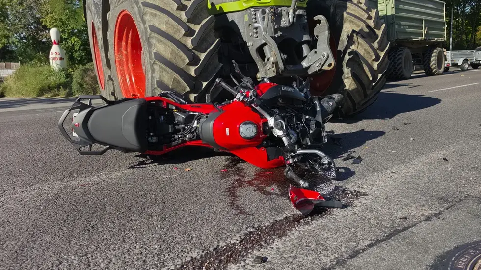 Schwerer Unfall auf der Leipziger Straße in Chemnitz: Eine Ducati kollidiert mit einem abbiegenden Traktor. Der 40-jährige Biker wird schwer verletzt. Schwerer Unfall auf der Leipziger Straße in Chemnitz: Eine Ducati kollidiert mit einem abbiegenden Traktor. Der 40-jährige Biker wird schwer verletzt.