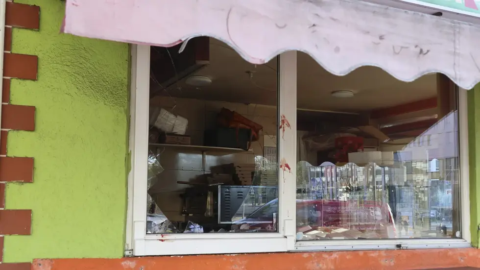 Eine eingeschlagene Scheibe blieb nach dem Einbruch in den Imbiss an der Brückenstraße zurück.