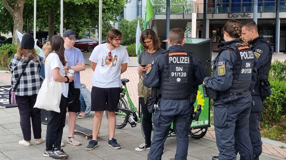 Die Polizei nimmt Personalien auf.