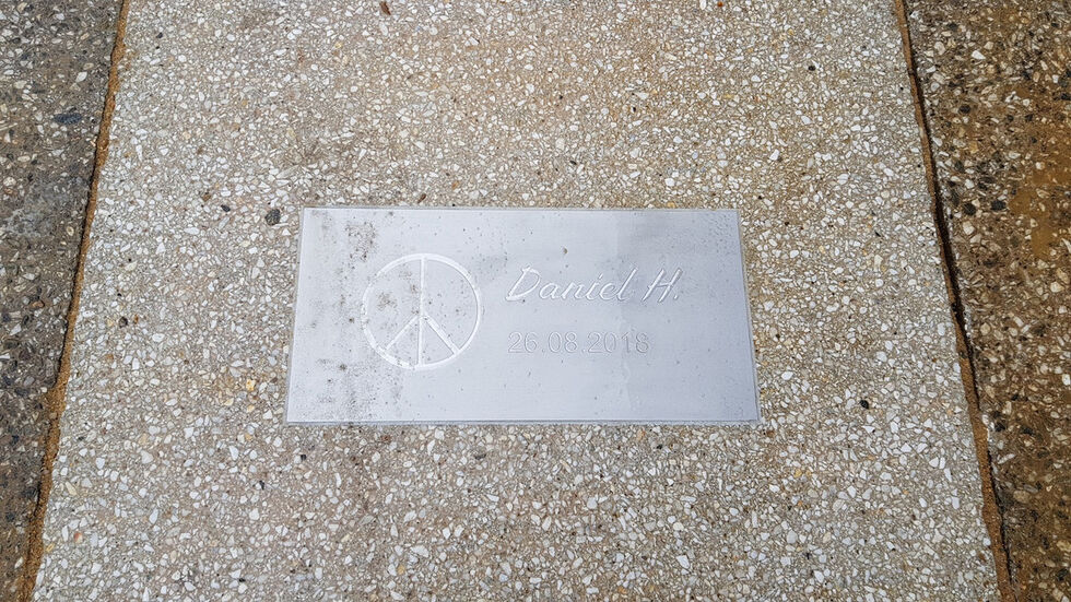 An die tödlicher Messerattacke 2018 erinnert eine Gedenkplatte am tatort. An die tödlicher Messerattacke 2018 erinnert eine Gedenkplatte am tatort.