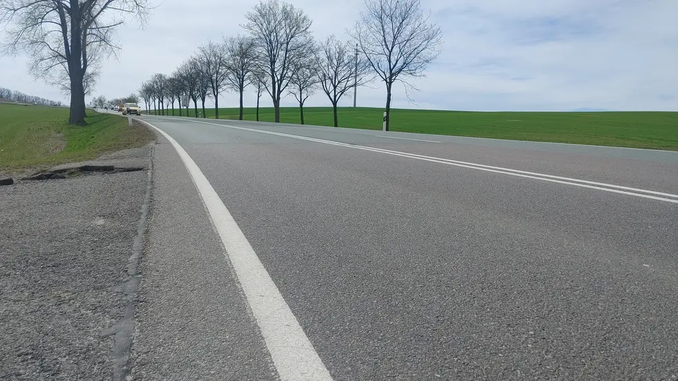 Die B 95 wird am Harthauer Berg voll gesperrt. Warum gerade hier, fragen Autofahrer, die auf vielen anderen Straßen nicht wissen, wie sie den hunderten und aberhunderten Schlaglöchern ausweichen sollen ...